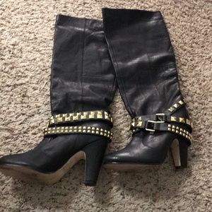 Super Chic DV Boots with Gold buckles